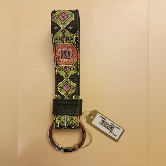 Givenchy keychain - Picture 1 of 4